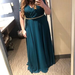 David’s Bridal Bridesmaid Dress - Gem - Size 18